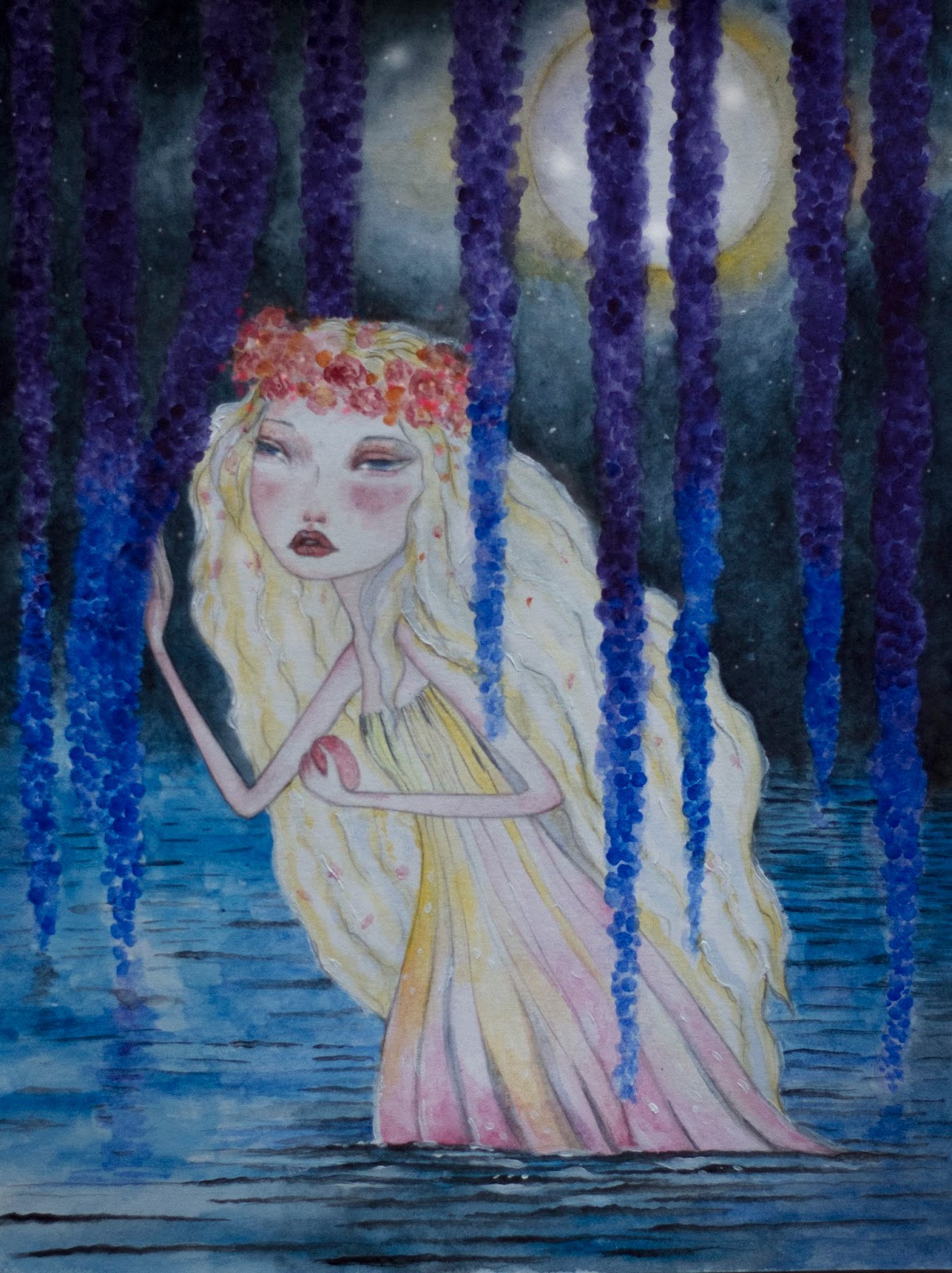 Ilustración acuarela plana en tonos crema y morado oscuro: figura pálida con corona de flores de pie en agua oscura bajo ramas de lilas, ambiente onírico y silencioso