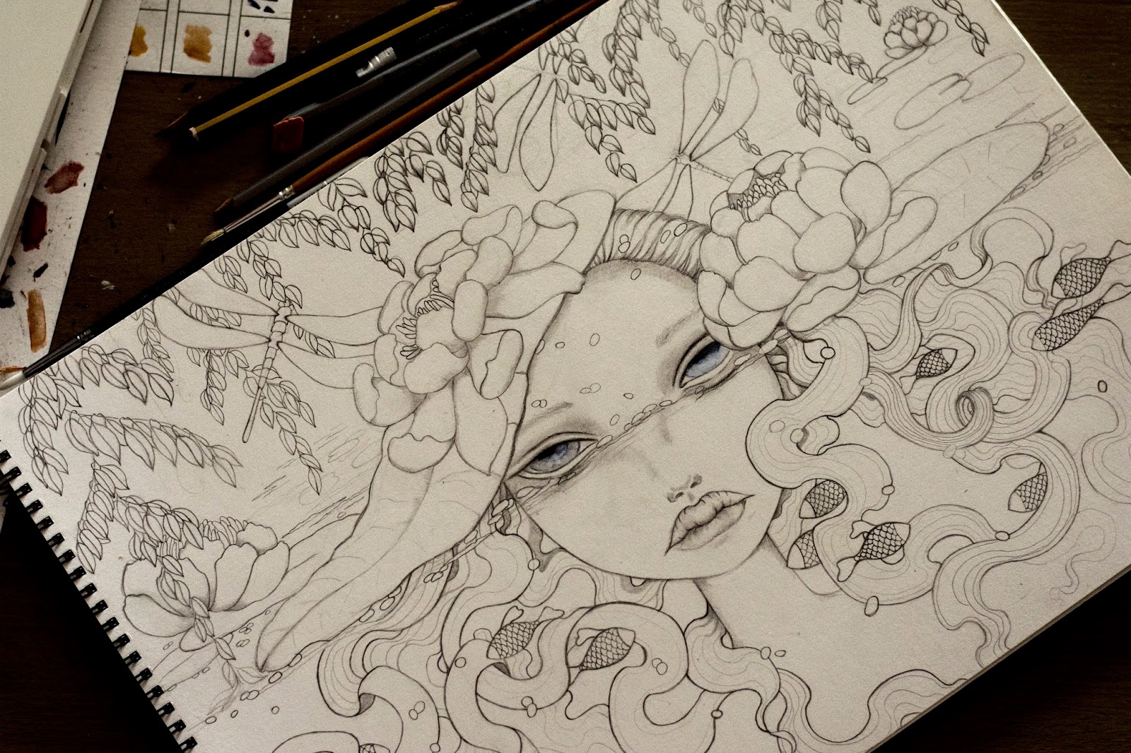 Miniatura de boceto a lápiz detallado: rostro con tocado floral, libélulas y cabello en espiral